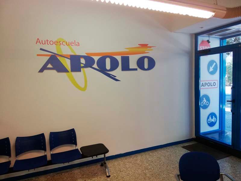 Autoescuela Apolo sillas en la pared 